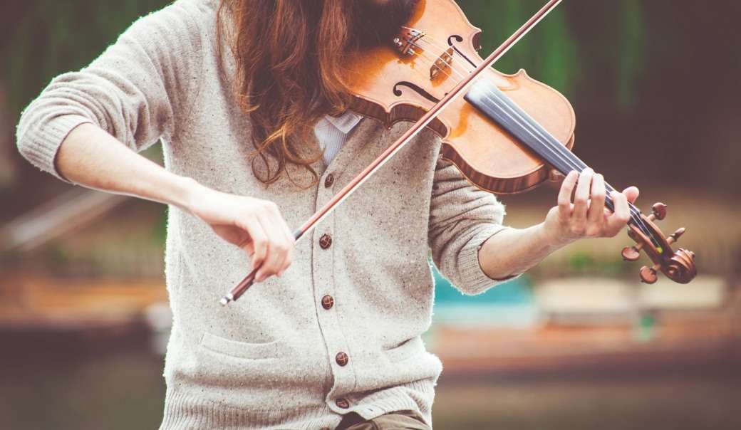 Violin Lessons for Beginners: Free Videos for Home Learning