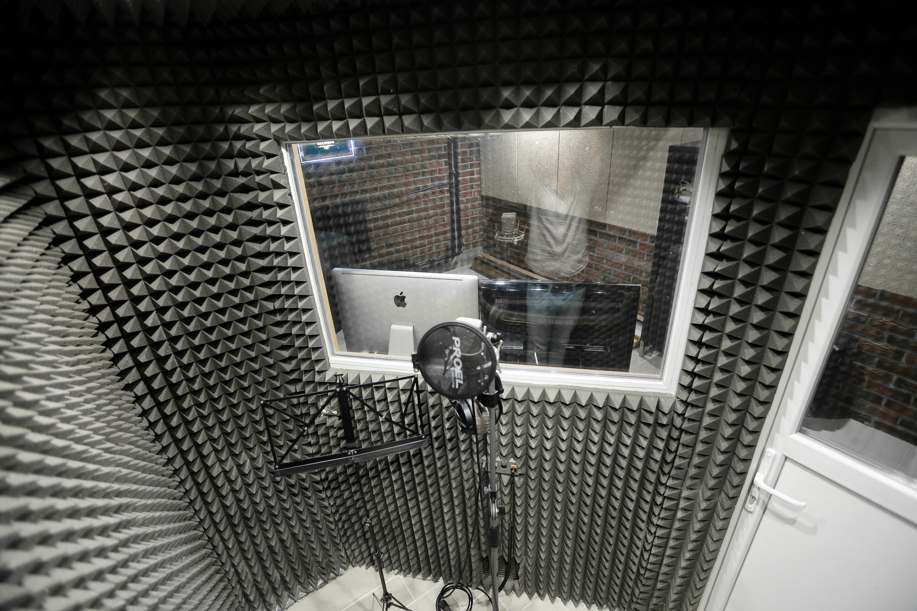 Soundproof booth (vocal booth) what is it?