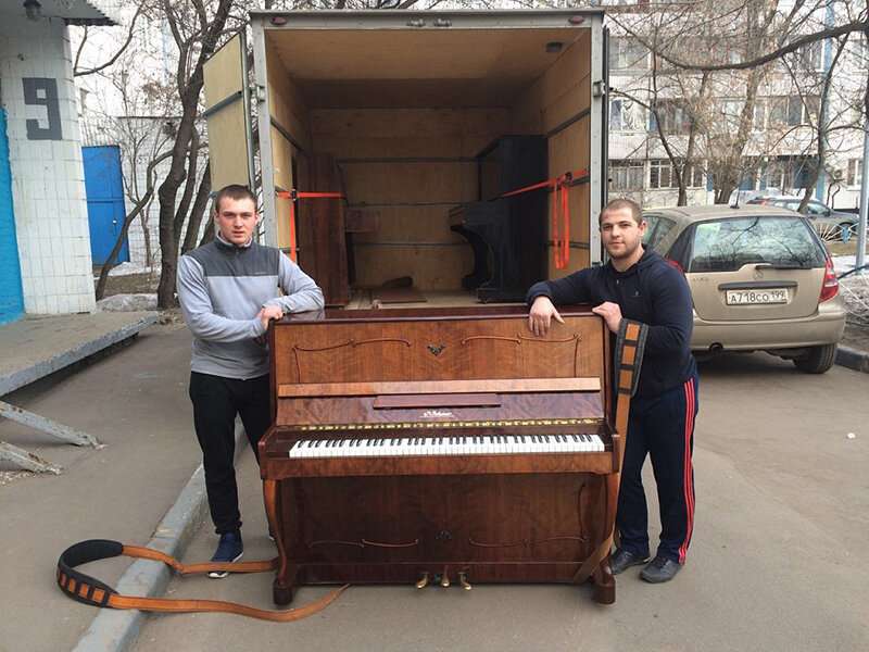 loading a piano into a car
