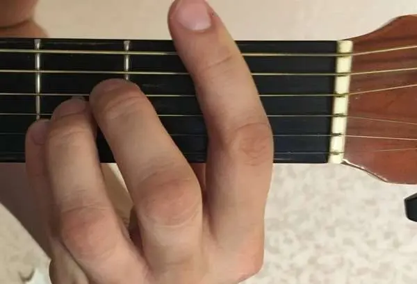 B chord on guitar: how to put and clamp, fingering