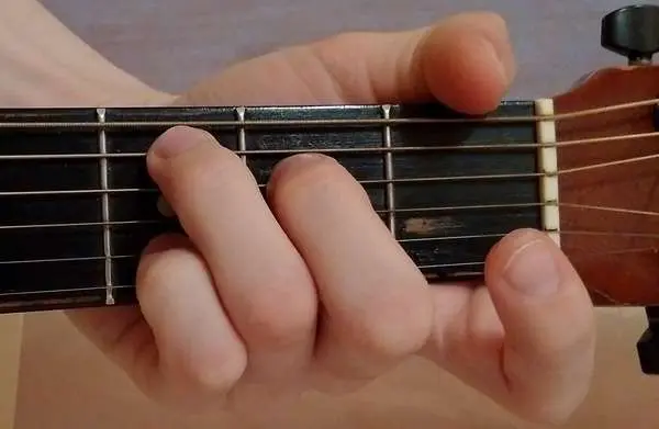 Cadd9 chord on guitar: how to put and clamp