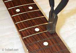 Менување на табли на акустична гитара