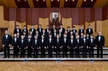 Sveshnikov Choir कलेज को केटाहरु को गायन |