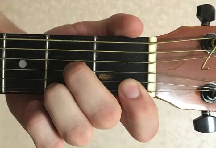 Accord D7 à la guitare : comment mettre et serrer, doigté