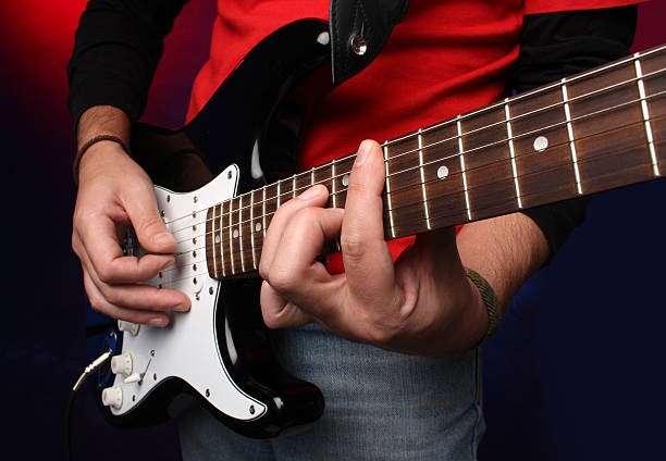इलेक्ट्रिक गिटार बजाना कैसे सीखें