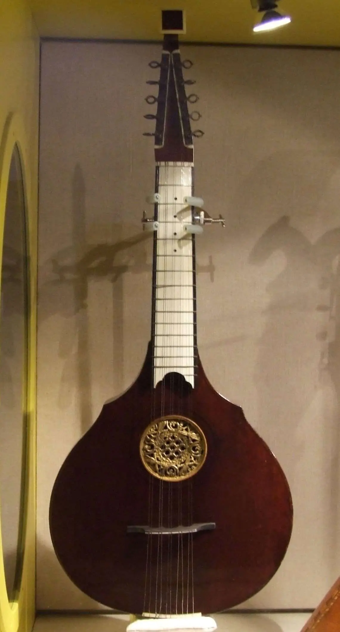 English guitar: instrument design, history, use