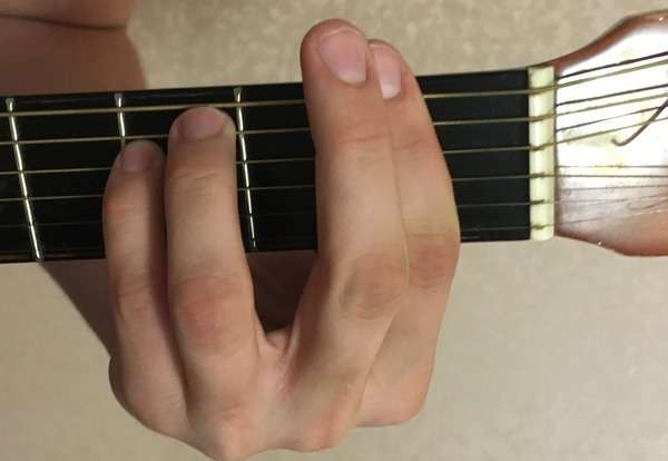 Accordo FM sulla chitarra: come mettere e bloccare, diteggiatura