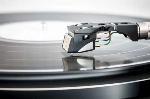 From Edison and Berliner to the present day. Technical aspects of the turntable.