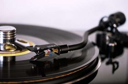 Grip and cartridge in a turntable