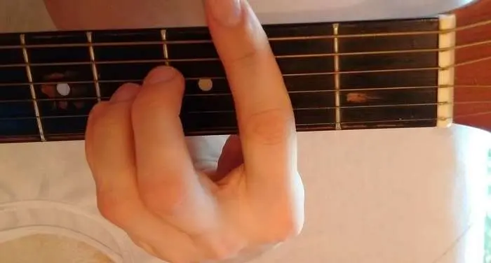 H chord sa gitara