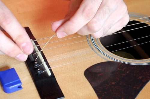 How to correctly replace strings on an acoustic guitar?