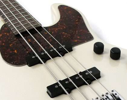 How to choose bass guitar strings?