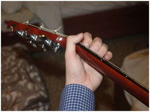 How to clamp (put) chords on the guitar?