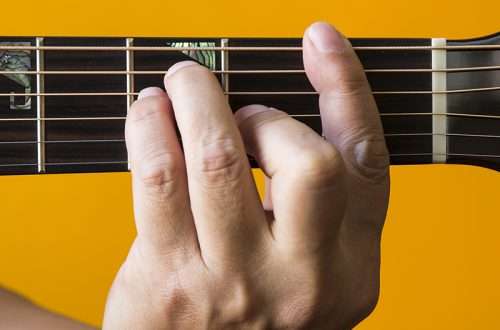 How to clamp (put) chords on the guitar?
