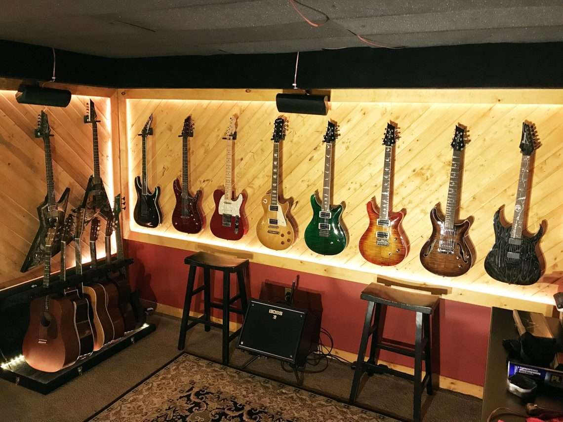 दीवार पर गिटार कैसे लटकाएं