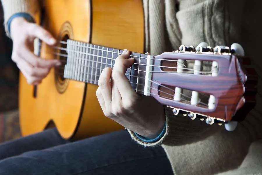 Come tenere una chitarra Atterraggio della chitarra.