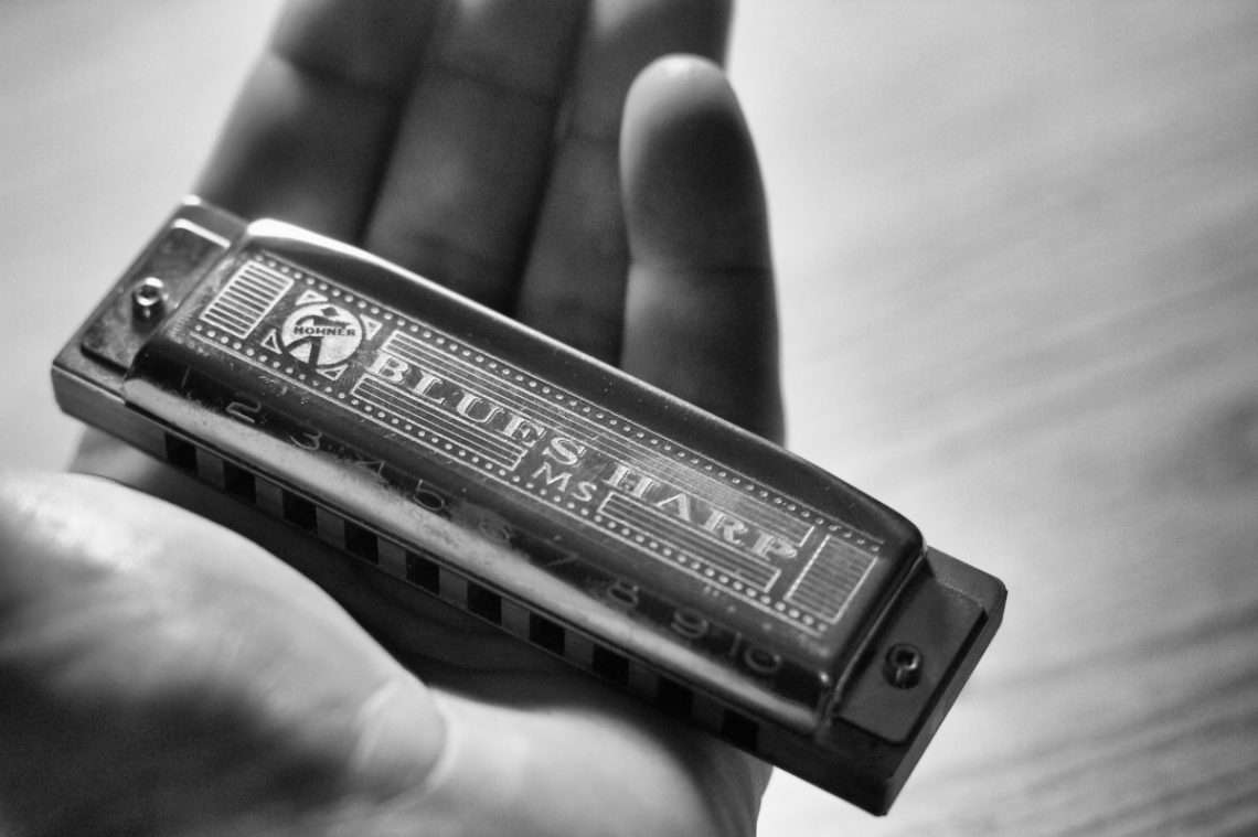 How to learn to play the Harmonica