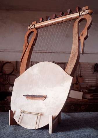 What does a Lyre look like and how to play a musical instrument?