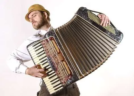 Learning the accordion from scratch. How to learn to play the accordion?