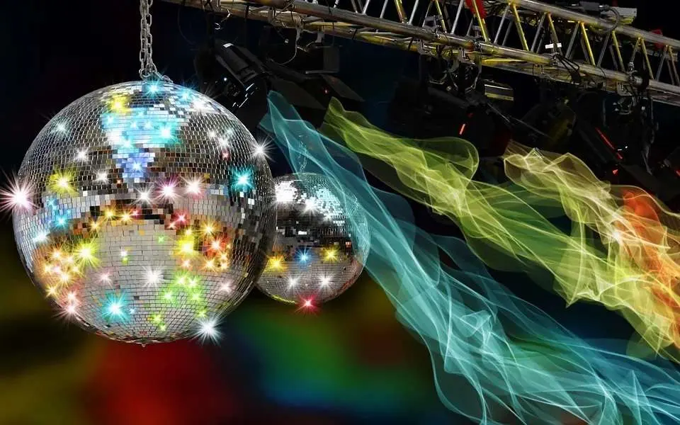 Mirror ball, disco ball – un simbolo di club e discoteche