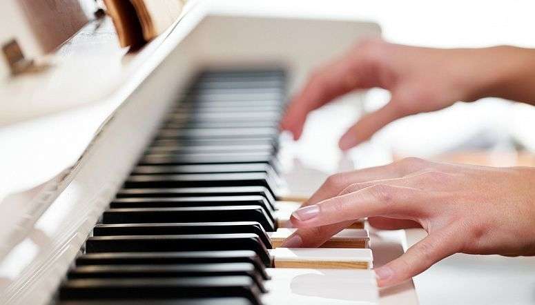 Kuinka oppia soittamaan pianoa tyhjästä: askel askeleelta opas aloittelijoille