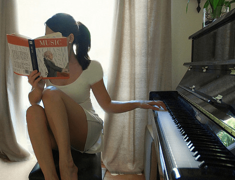 Како сами да научите да свирите пијано?
