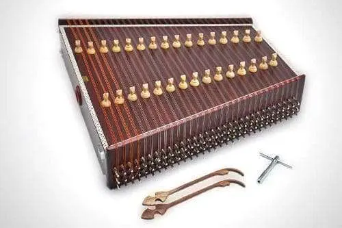 Santur : description de l'instrument, structure, sonorité, histoire, comment jouer