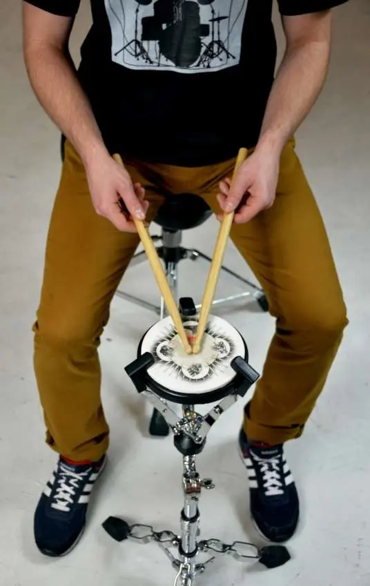 Snare drum techniques as the basis for playing the drum kit