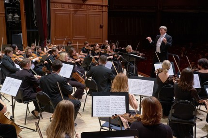 Symphony Orchestra o ka Belgorod State Philharmonic (Belgorod Philharmonic Symphony Orchestra) |