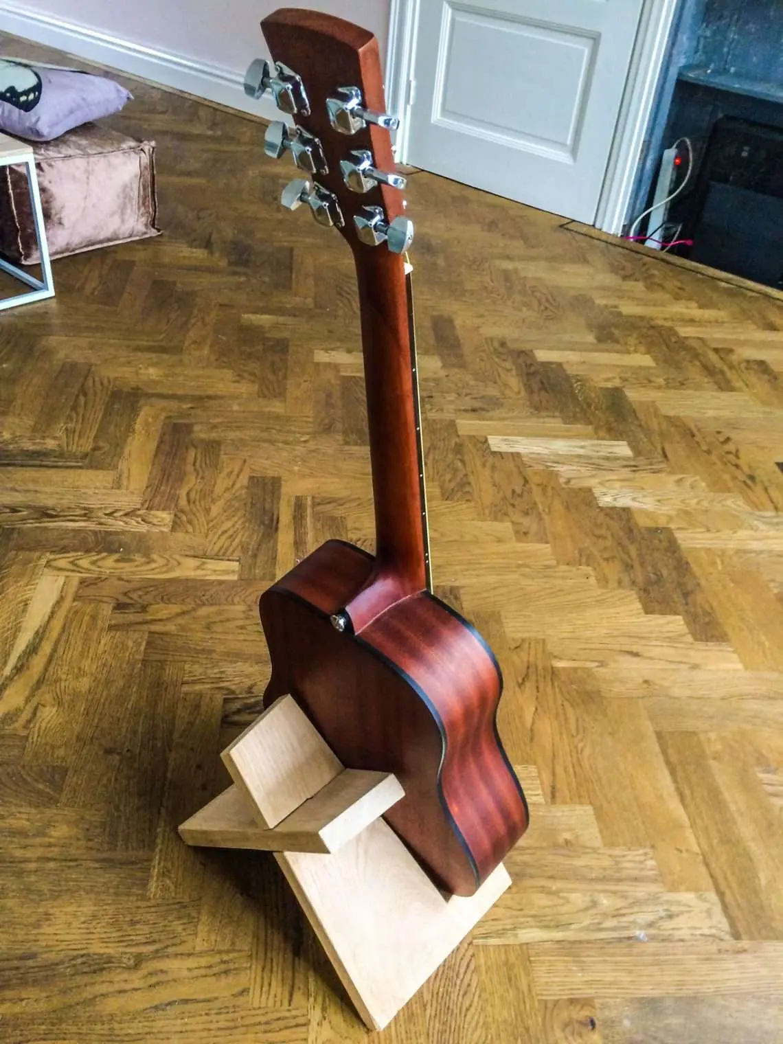 Nous fabriquons un support pour une guitare de nos propres mains