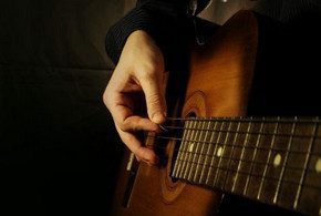 Si mësova të luaja në kitarë? Përvoja personale dhe këshilla nga një muzikant autodidakt…